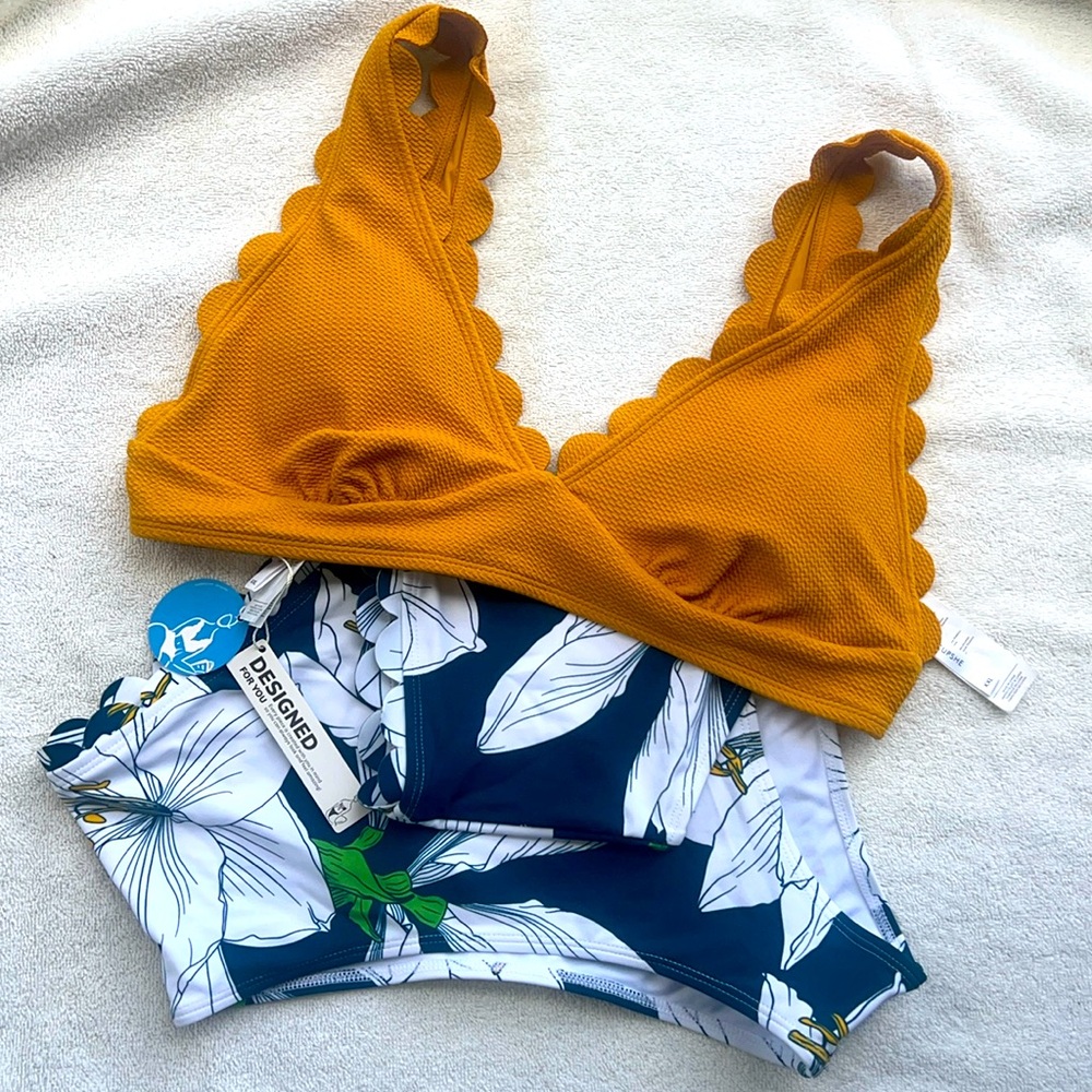 YELLOW AND BLUE FLORAL V-NECK SCALLOPED EDGE
BIKINI TOP AND BOTTOM Size XXL NWT